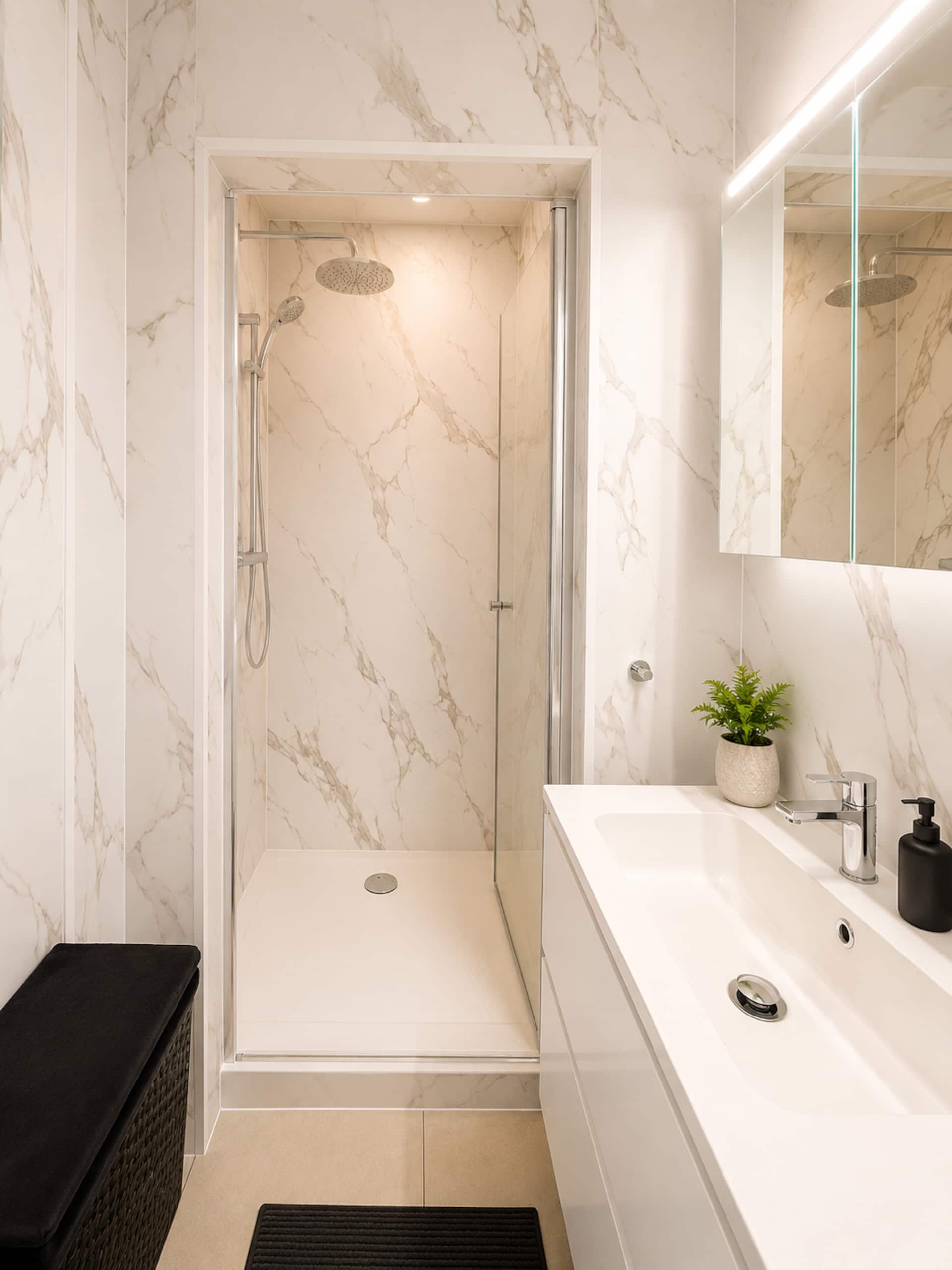 Bathroom with shower and washbasin